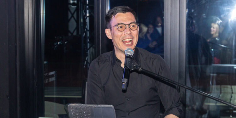 Spektakl za pamćenje u Čikagu: Željko Vasić nastupio u Pella Signature, publika pevala u glas povodom Dana zaljubljenih (VIDEO)